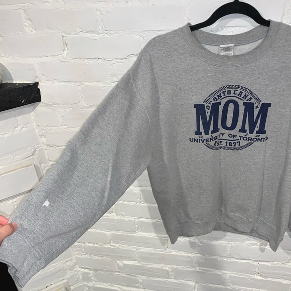 Vintage Guildan “University of Toronto Mom Crewneck” - Picture 2 of 6